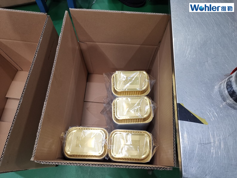 Behälter aus glattwandiger Aluminiumfolie in Schwarz und Gold